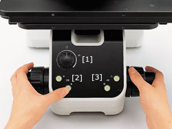 전면 패널
[1] 조명 강도 손잡이
[2] 회전 대물렌즈 터렛
[3] 조리개 조절